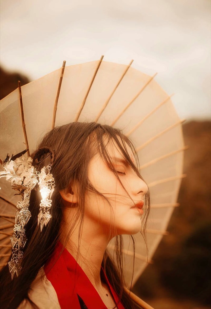 彼岸花开开彼岸 断肠草愁愁断肠 奈何桥前可奈何 三生石前定三生