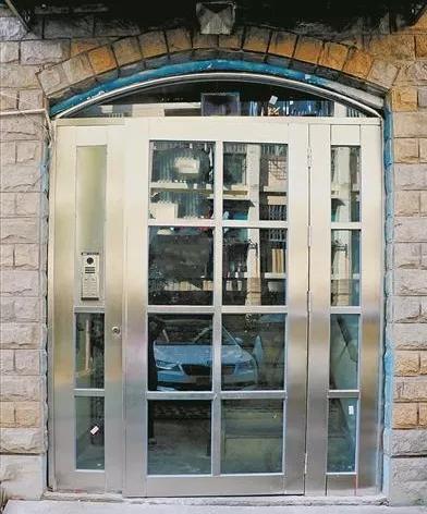 第一次租房,忘记带钥匙,女孩体会了一次温暖