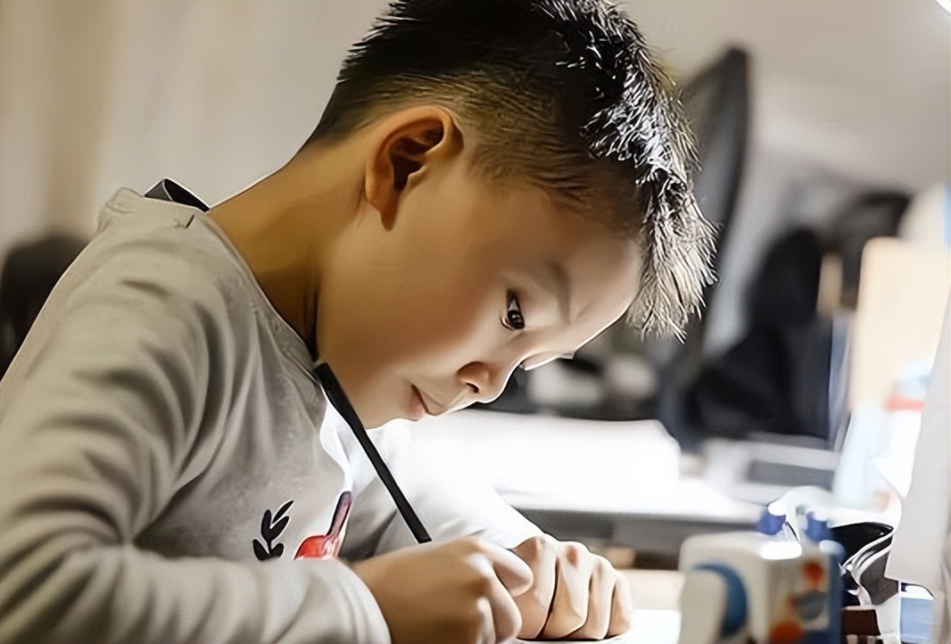 小学生作文《我的理想》火了,老师看后头皮发麻:把家长叫来