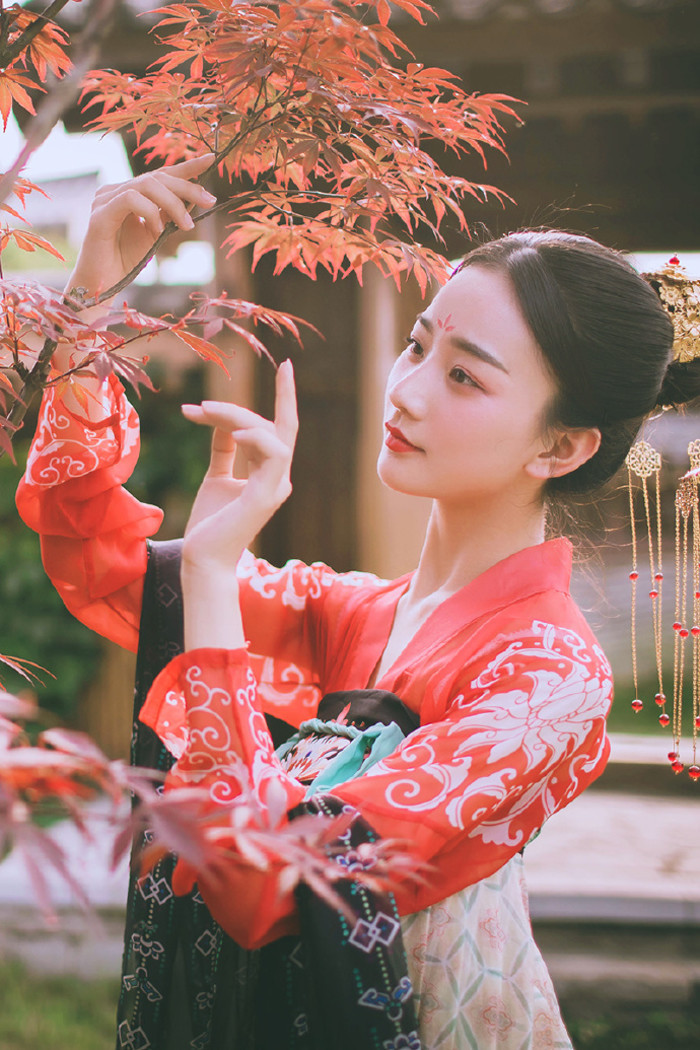 彼岸花开开彼岸 断肠草愁愁断肠 奈何桥前可奈何 三生石前定三生