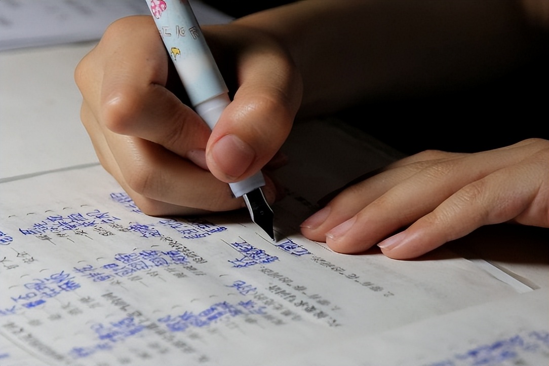 小学生作文《我的理想》火了,老师看后头皮发麻:把家长叫来