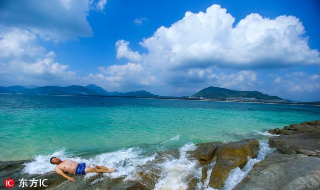 当你在朋友圈狂“晒”雪景 海南人民却在美美晒日光