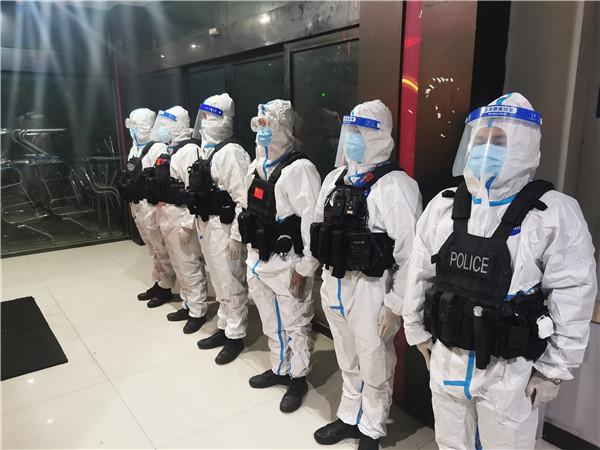 一对情侣躲疫情三天40次