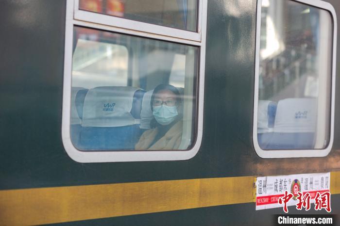 一对情侣躲疫情三天40次