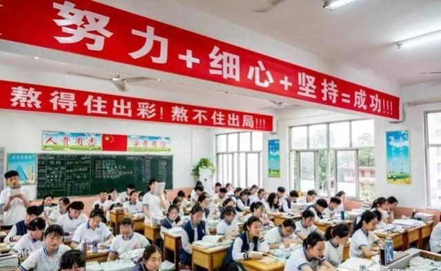 2022年高考作文押题Ⅰ金题范文《少一点小确幸，多一点大情怀》