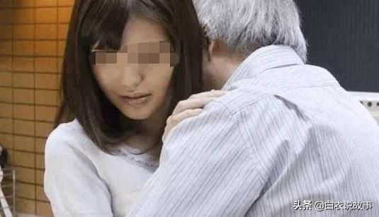 初次带女友回家，没想到爸爸一把抱住她，她吓跑了，男友说出真相