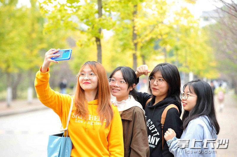 书香校园秋色如画