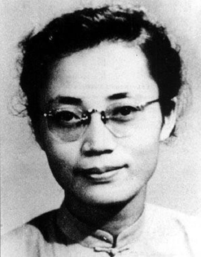 潜伏台湾女英雄，死后32年被葬八宝山，墓碑上刻三个字