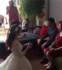 新来的女教师(新来的女教师照看花坛后,孩子们为什么不偷花)（新来的女老师（新来的女老师打理好花坛后，孩子们为什么不偷花呢）文章)