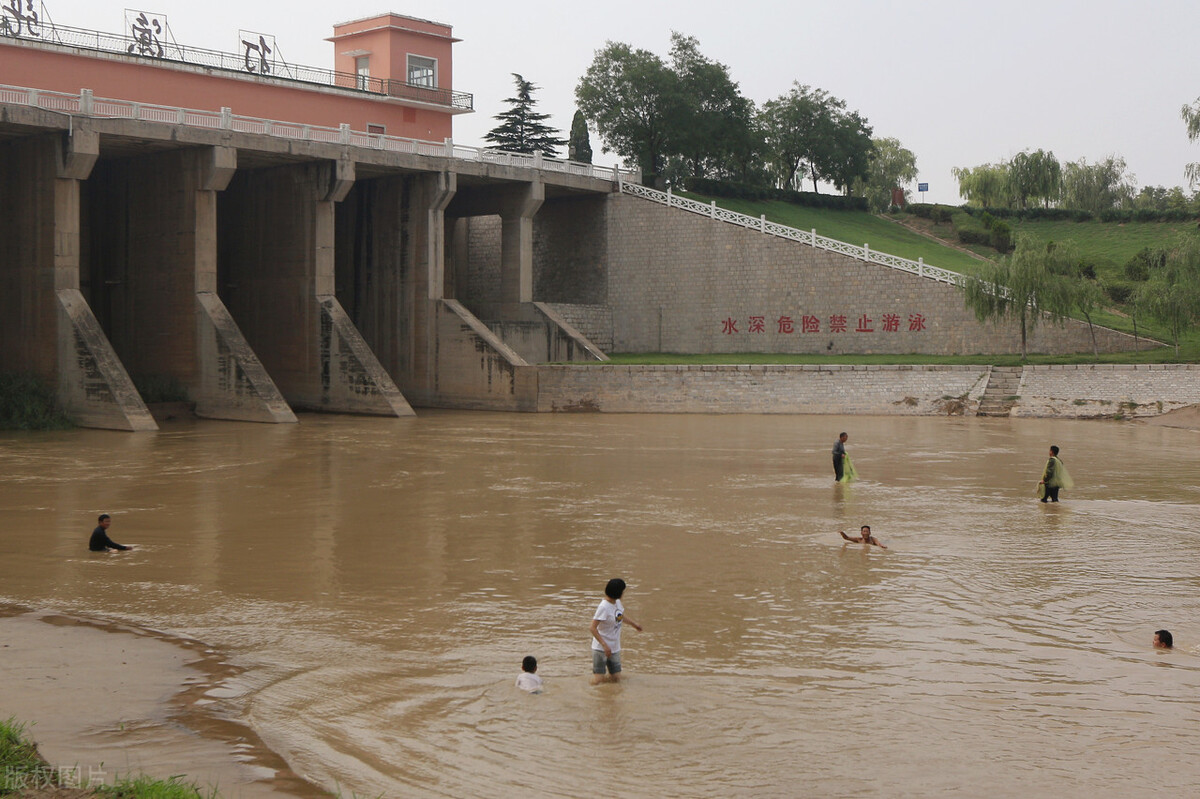 《童年趣事》作文怎么写?看语文老师给你写一篇满分范文