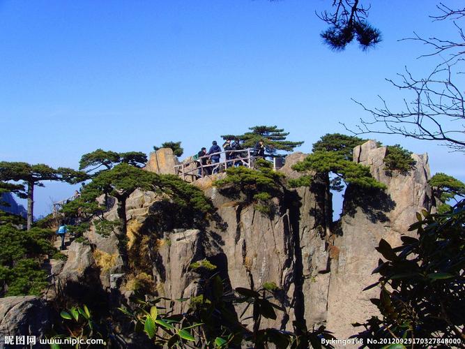 黄山奇石狮子抢球