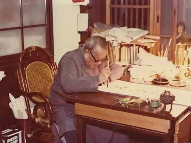 潜伏台湾女英雄，死后32年被葬八宝山，墓碑上刻三个字