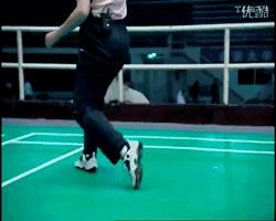 打羽毛球的动作描写片段