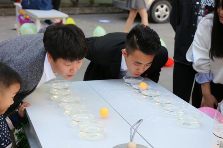 吹乒乓球过水杯游戏规则(吹乒乓球游戏规则)（水杯上打乒乓球比赛规则（打乒乓球比赛规则）文章) 