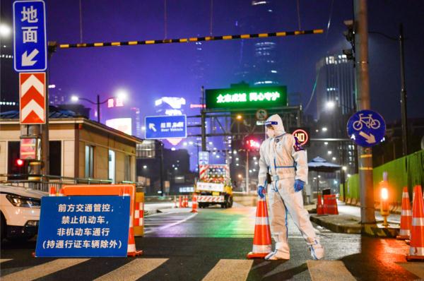 在“孤独的岗”，他们一人、一车，守一夜