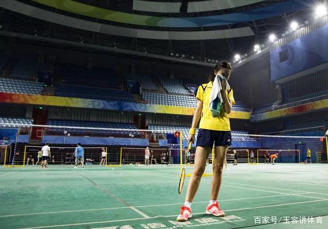 打羽毛球的动作描写片段(打羽毛球动作图片)（打羽毛球动作写片段（打羽毛球动作图片）文章) 