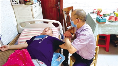 照顾独居老人十几年 他被街坊称为“身边的活雷锋”