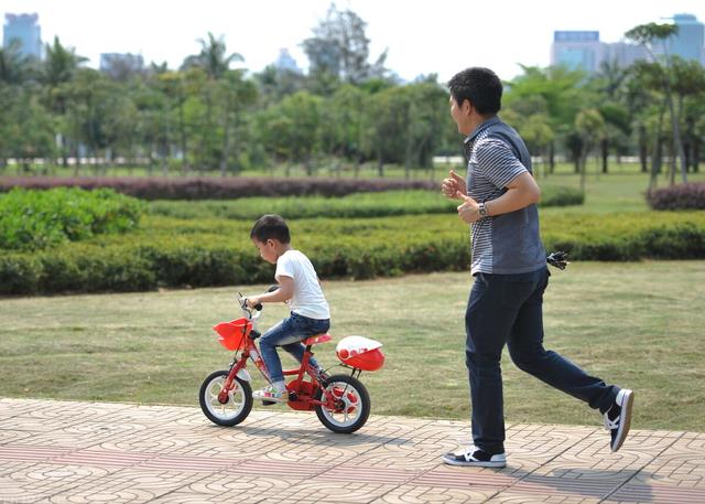 “父之美德，子之遗产。”倡议每年的8月8日是中国父亲节