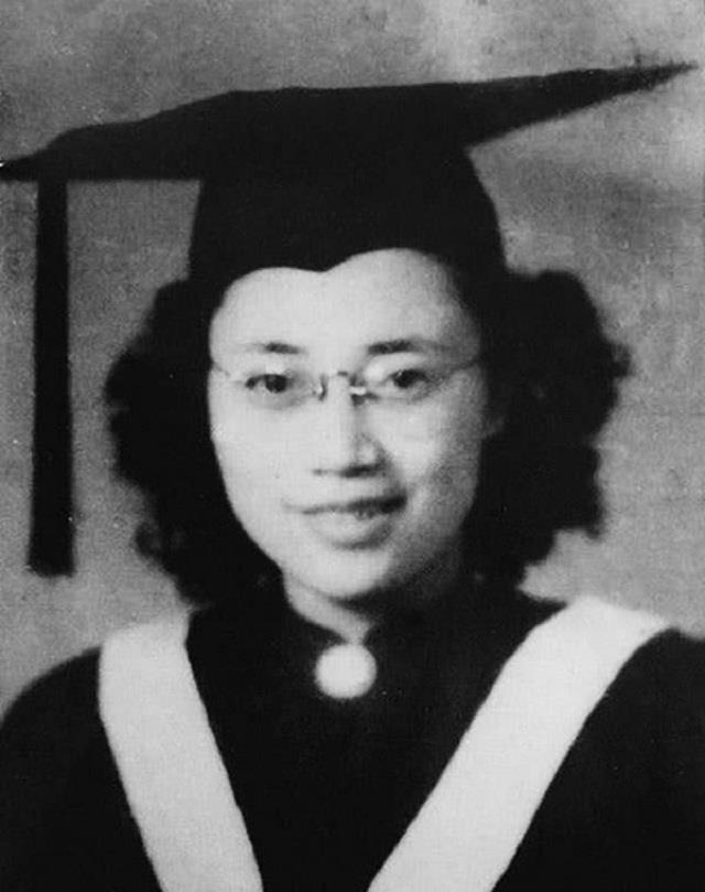 潜伏台湾女英雄，死后32年被葬八宝山，墓碑上刻三个字