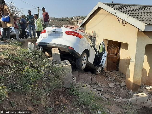 一只鸡过马路，司机为避开鸡，不幸将车撞进了一所房子