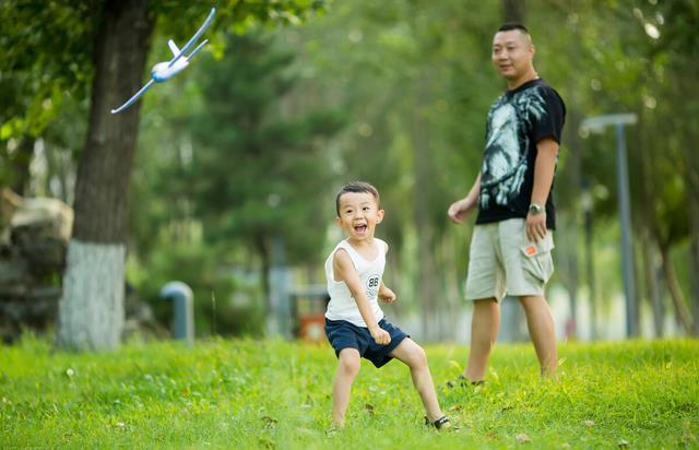 “父之美德，子之遗产。”倡议每年的8月8日是中国父亲节