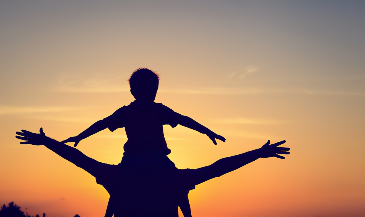 “父之美德，子之遗产。”倡议每年的8月8日是中国父亲节