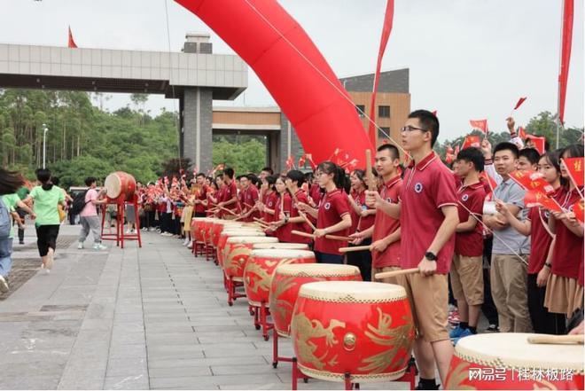 大鹏一日同风起