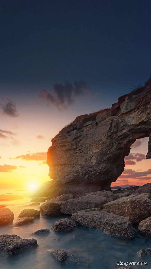 历年高考满分作文点评:《让指缝间的阳光照亮世界》《王小救母》