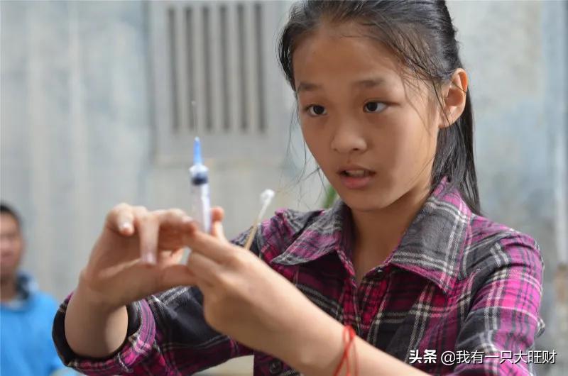 孝女彩金九岁的小女孩撑起一个家,真实故事改编。