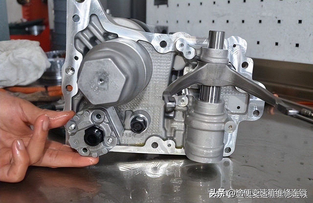 变速箱故障灯亮怎么办？是什么原因？但能正常行驶，亮了还能开吗