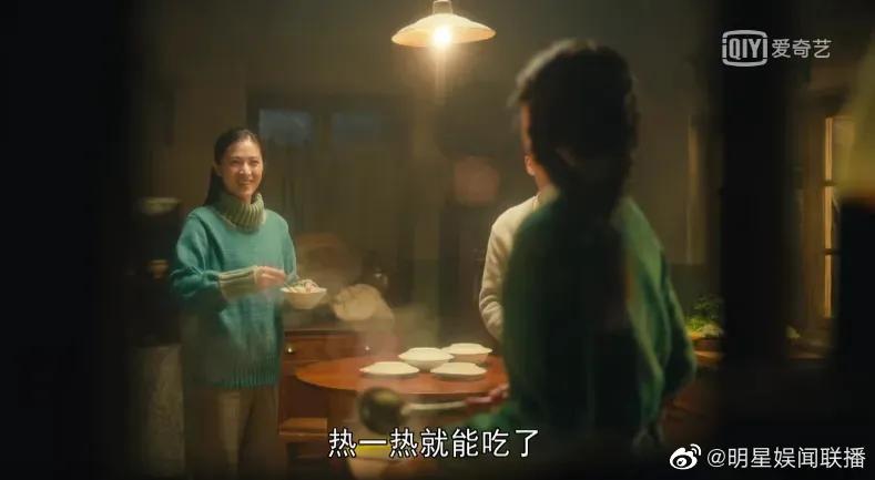 春节全家坐炕沿唠家常，只有她一人忙碌，真心终究抵不过血缘亲情