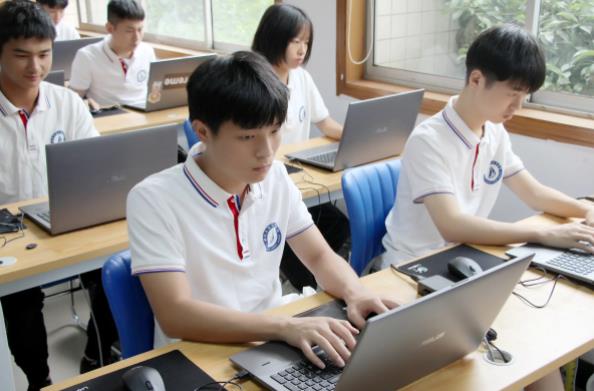 全国中小学将迎来新课标，英语或退出主科之列，体育要取而代之