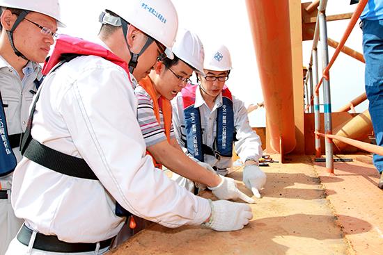 在港珠澳大桥，他从博士司机变成副总工
