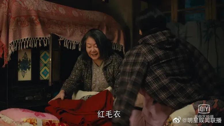 春节全家坐炕沿唠家常，只有她一人忙碌，真心终究抵不过血缘亲情