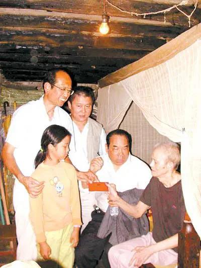 孝女彩金九岁的小女孩撑起一个家,真实故事改编。