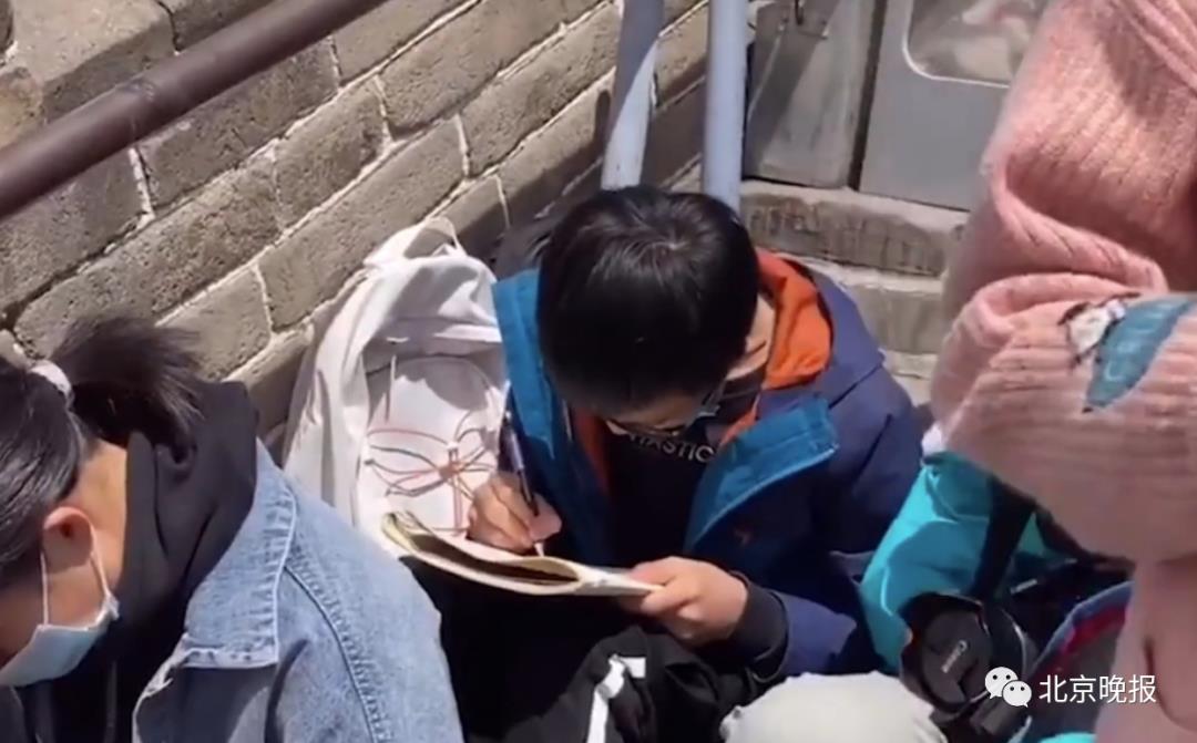 “突然有了灵感！”小学生坐长城上写作文，网友却吵翻了