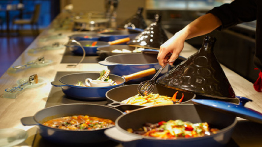 自助餐厅员工离职后透露：最贵的3种食物都在角落，吃几口就不亏