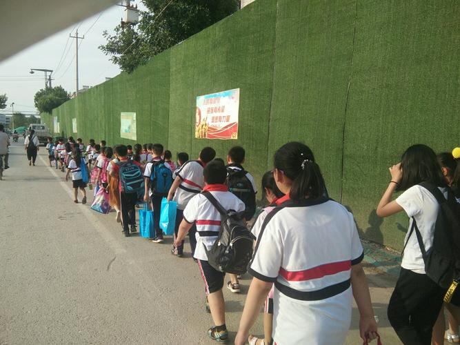 放学后的校园写一段话(放学后的校园写一段话30字)（写一段关于放学后的校园（写一段关于放学后的校园的30字段落）文章) 