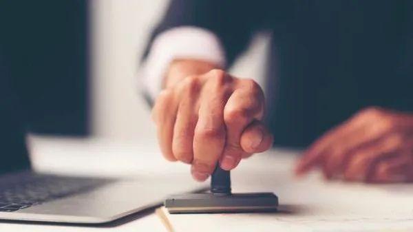 在其位谋其职(在其位谋其职负其责尽其事,不希望认可我的人会失望)（I will do my job in myposition（我会在我的岗位上做好我的工作，我会履行我的职责，我不想让认可我的人失望） 